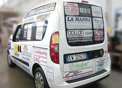 Decorazioni di flotte Aziendali, Pullman, Taxi, Ambulanze, autovetture, mezzi commerciali , mediante pellicole Adesive colorate o stampate in quadricromia garantite per esterni.